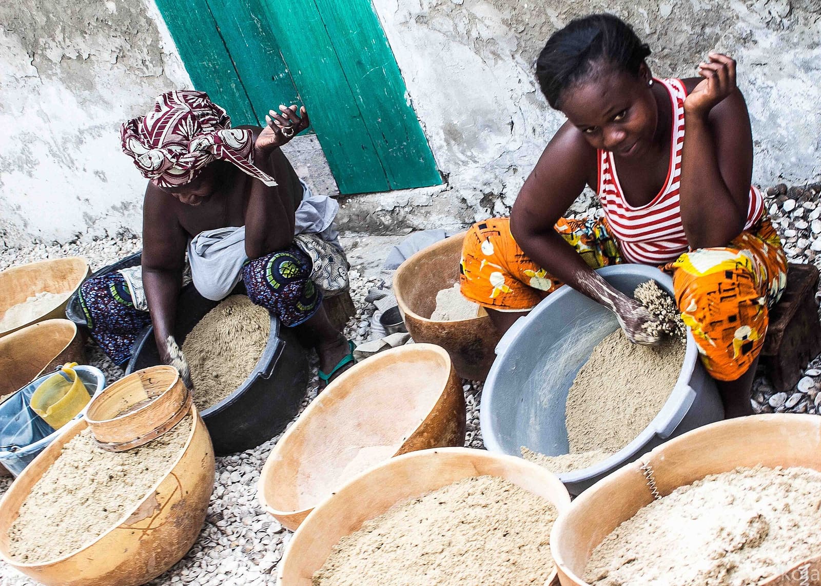 Senegalese women at work in Joal-Fadiouth