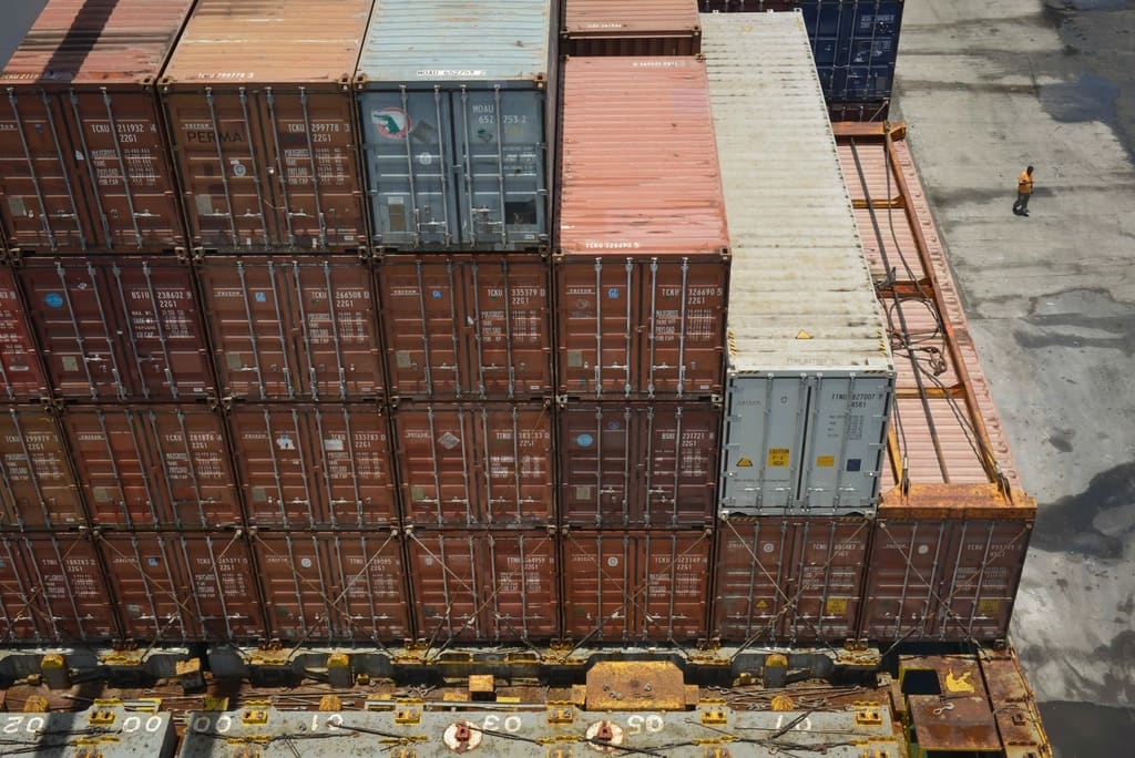 For enterprises moving goods, people and capital across borders, we sharpen operations, compliance and the decisions in between.